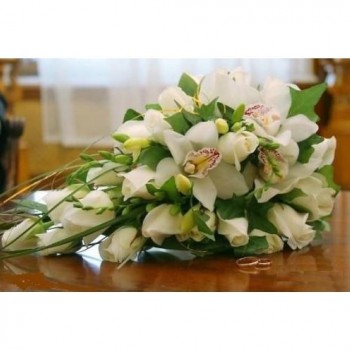 Букет невесты № 23 из белых роз и орхидей